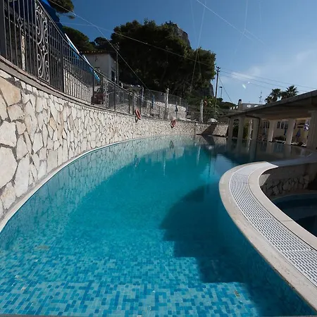 Weber Ambassador 4* Capri